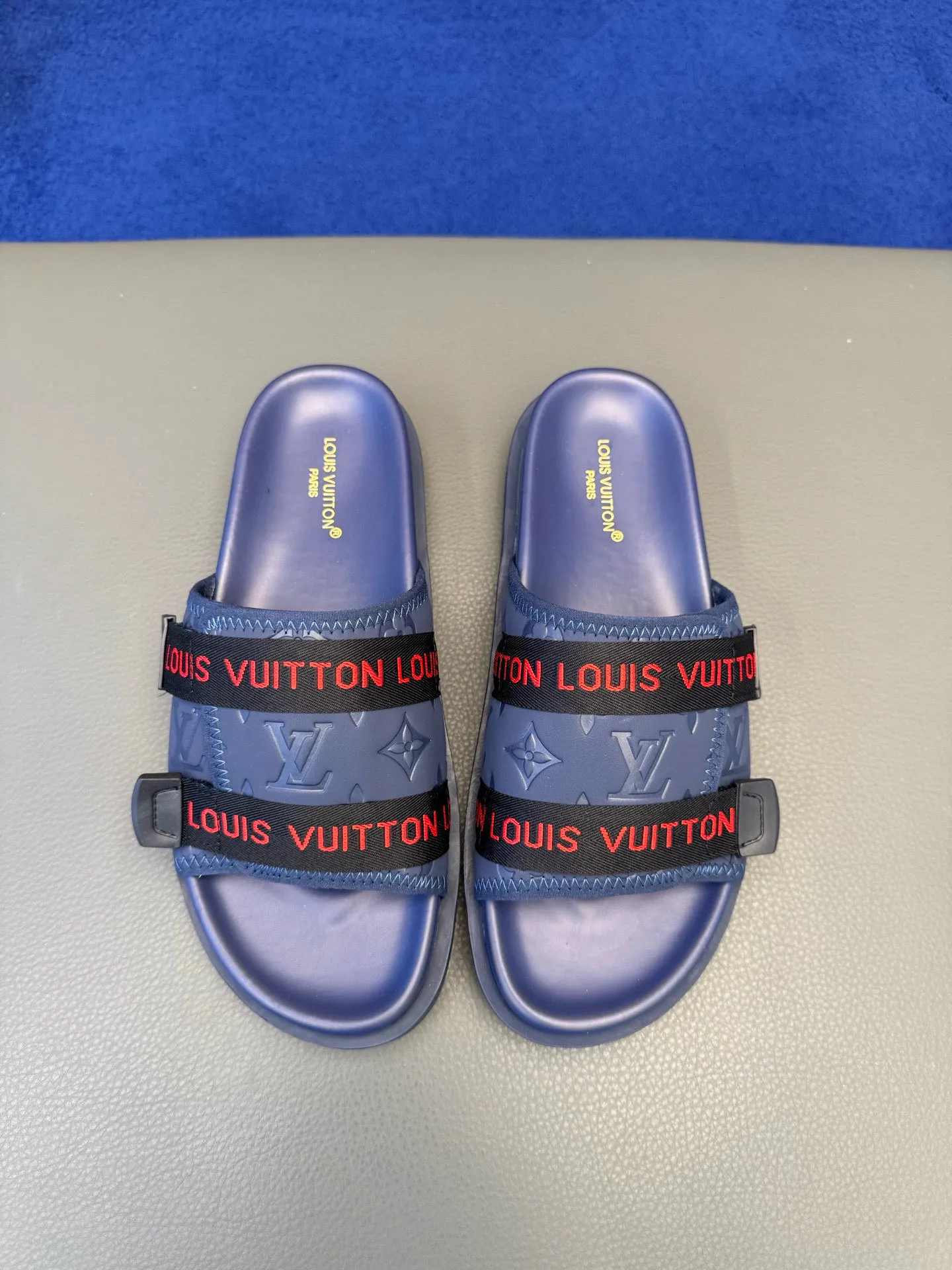 [L Home] P: 340💰Size: 38-45 Top purchasing lv men's summer slippers, classic presbyopia with soft real leather lining, unique color splicing effect, distinctive personality, fashionable and trendy essential style, light and comfortable. Lightweight and tough rubber insole, micro ridged foam outsole, super comfortable!